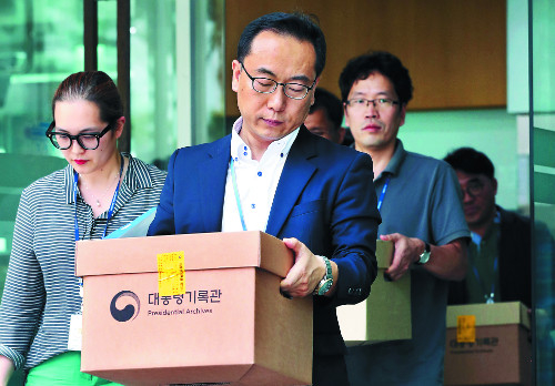 특검 관계자가 청와대로부터 넘겨받은 문건들을 이송하고 있다. ‘박근혜 대통령의 공정재판을 위한 법률지원단(이하 ‘법률지원단’)‘은 지난 16일 성명을 통해 괴문서의 특검 제출을 비난하고 나섰다.