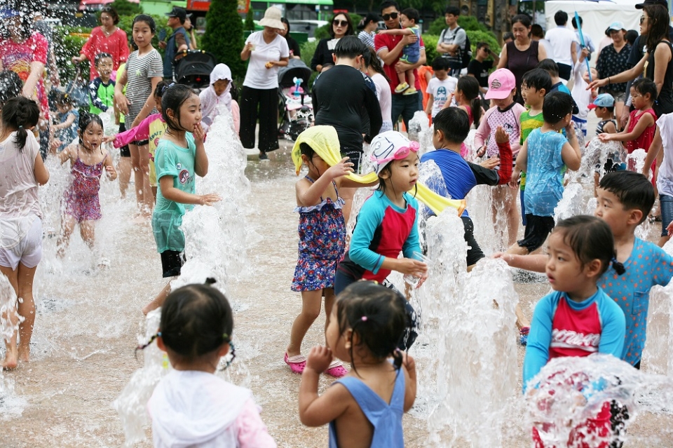 29일 서울광장 앞 분수에서 어린이들이 물놀이를 하고 있다.
