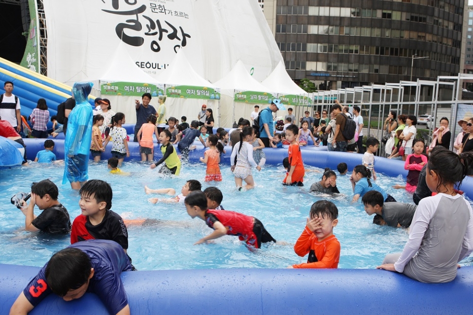 29일 서울광장에 설치된 수영장에서 어린이들이 물놀이를 하고 있다.