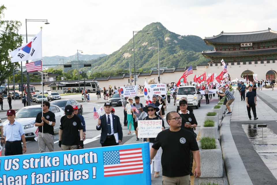 태극기 집회 참가자들이 서울 광화문 광장을 지나고 있다. 이날 집회 참가자들은 박근혜대통령에 대한 고문재판 중단과 석방을 촉구했다.