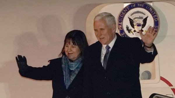 2018년 2월 6일 화요일에 미국 부통령 마이크 펜스와 부인 케런이 토쿄 외곽에 있는 요코다 공항에 도착해서 손을 흔들고 있다