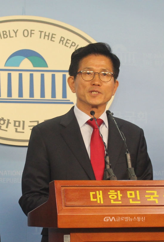 (사진: 글로벌뉴스통신 이도연기자) 김문수 자유한국당 서울시장 후보가 국회에서 기자회견을 하고 있다.